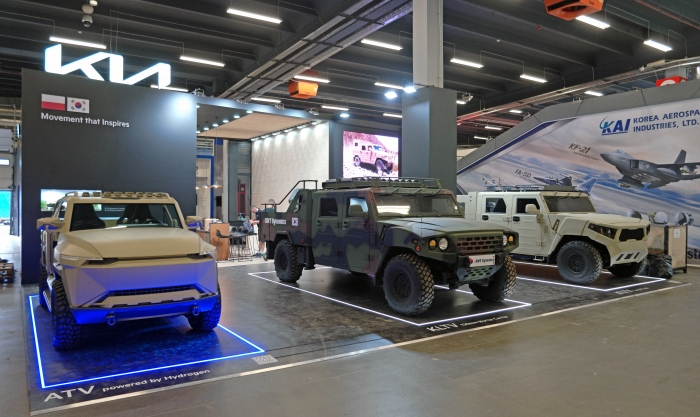 'MSPO 2023' 기아관에 전시된 수소 ATV 콘셉트카(왼쪽부터), 소형전술차량 박격포 탑재차, 소형전술차량 4인승 카고 트럭. 사진=기아 제공