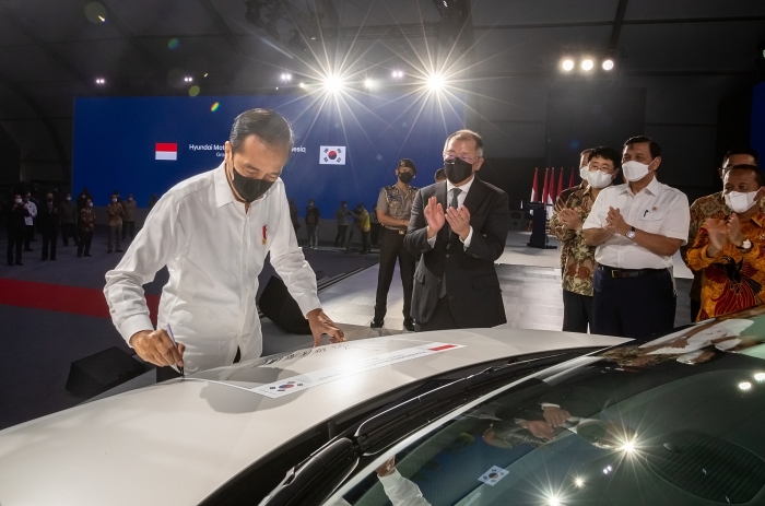 지난 2022년 3월(현지시간) 현대차 인도네시아 공장 준공식에서 조코 위도도 인도네시아 대통령(앞줄 왼쪽 1번째)이 정의선 현대차그룹 회장(앞줄 왼쪽 2번째) 등의 박수를 받으며 전기차 '아이오닉 5'에 기념 서명하고 있다/ 사진=현대차 제공