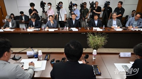 원희룡 국토부 장관 모두발언 경청하는 건설산업 정상화 TF 위원들