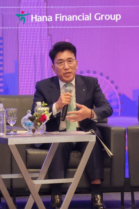 올해만 3차례···글로벌 세일즈 나선 '영업통' 함영주
