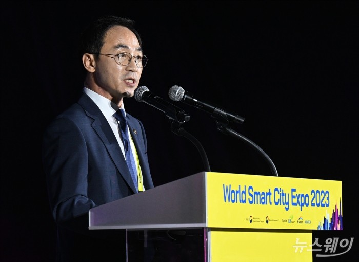 '월드 스마트시티 엑스포 2023(WSCE 2023)'이 6일 오전 경기 고양 일산 킨텍스 제1전시관에서 열린 기운데 김오진 국토교통부 제1차관이 개회사를 하고 있다. 사진=이수길 기자 Leo2004@newsway.co.kr