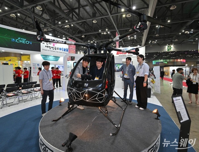 '월드 스마트시티 엑스포 2023(WSCE 2023)' 인천광역시 부스에서 관람객들이 UAM(도심항공 이동수단)에 탑승해 설명을 듣고 있다. 사진=이수길 기자 Leo2004@newsway.co.kr
