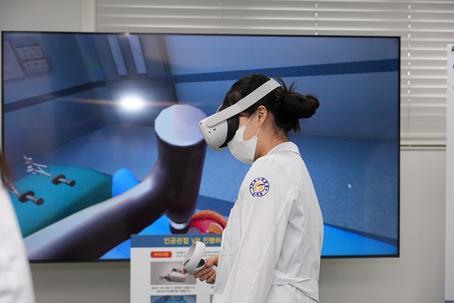 연세사랑병원이 무릎 관절염에 대한 자가지방 줄기세포 치료 VR을 개발했다. 사진은 병원이 앞서 개발한 인공관절 수술 VR 모습이다. 사진=연세사랑병원 제공