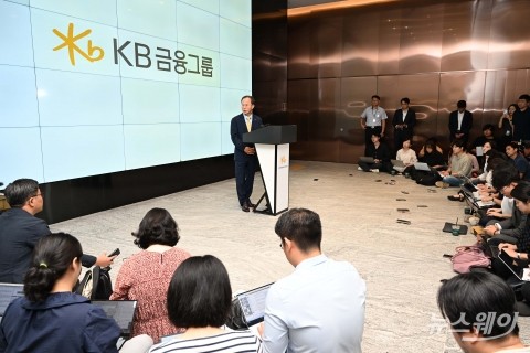 취재진 질문 답하는 양종희 KB금융지주 회장 후보