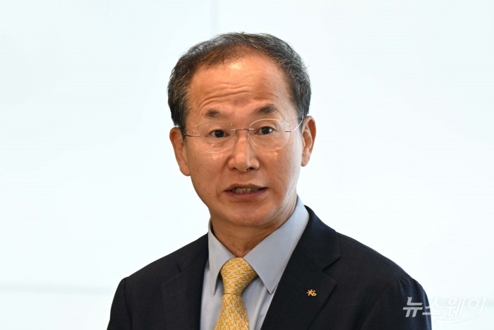 KB금융지주 차기 회장 최종 후보자로 낙점된 양종희 KB금융지주 부회장이 11일 오전 서울 여의도 KB국민은행 본사 신관에서 열린 정기회의에 참석하기 앞서 취재진의 질문에 답하고 있다. 사진=강민석 기자 kms@newsway.co.kr