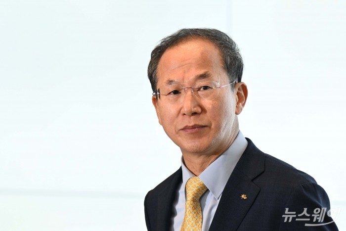 KB금융지주 차기 회장에 낙점된 양종희 KB금융지주 부회장이 11일 오전 서울 여의도 KB국민은행 본사 신관에서 열린 정기회의에 참석하기 앞서 취재진의 질문을 듣고 있다. 사진=강민석 기자 kms@newsway.co.kr