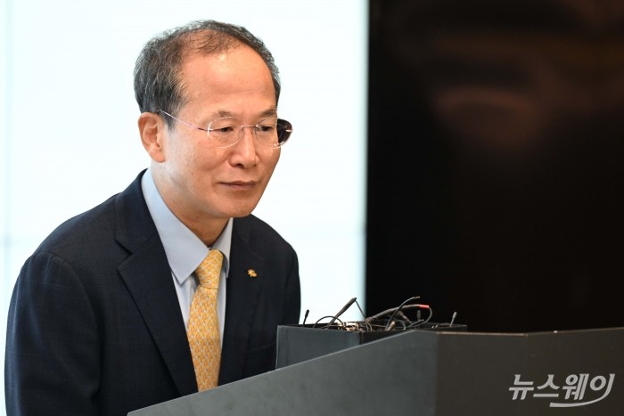 KB금융지주 차기 회장 최종 후보자로 낙점된 양종희 KB금융지주 부회장이 11일 오전 서울 여의도 KB국민은행 본사 신관에서 열린 정기회의에 참석하기 앞서 취재진의 질문을 듣고 있다. 사진=강민석 기자 kms@newsway.co.kr