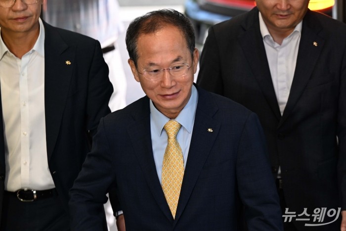 KB금융지주 차기 회장 최종 후보자로 낙점된 양종희 KB금융지주 부회장이 11일 오전 서울 여의도 국민은행 본사 신관에서 열린 정기회의에 참석하기 앞서 취재진과 만나기 위해 인터뷰장으로 이동하고 있다. 사진=강민석 기자 kms@newsway.co.kr