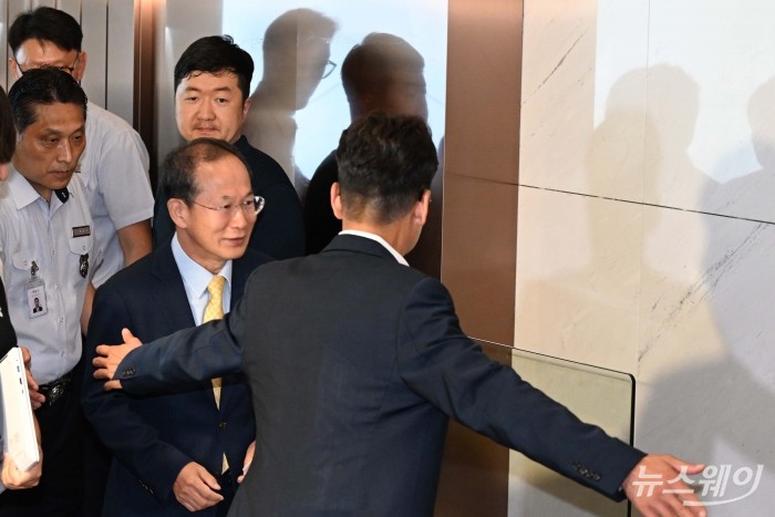 KB금융지주 차기 회장 최종 후보자로 낙점된 양종희 KB금융지주 부회장이 11일 오전 서울 여의도 KB국민은행 본사 신관에서 열린 약식 인터뷰를 마친 직후 정기회의로 이동하고 있다. 사진=강민석 기자 kms@newsway.co.kr