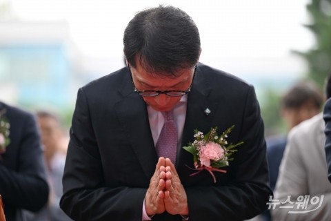 '동국대 취업박람회'서 합장하는 김성태 IBK 기업은행장