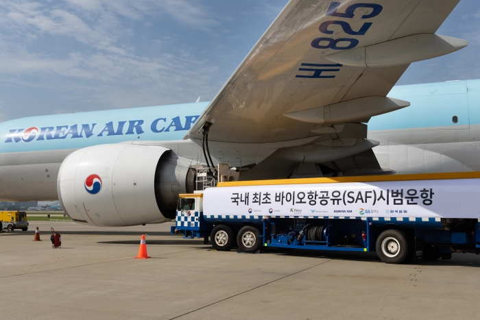 지난 5일 인천국제공항에서 열린 대한항공의 바이오 항공유(SAF) 실증 운항기념식에서 보잉 777F 화물기에 SAF가 급유되고 있다. 사진=대한항공 제공