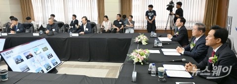 '국가상징공간' 자료 시청하는 권영걸·원희룡·오세훈