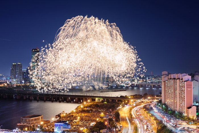 지난 2022년 한화와 함께하는 서울세계불꽃축제에서 선보인 ㈜한화의 불꽃. 사진=한화 제공