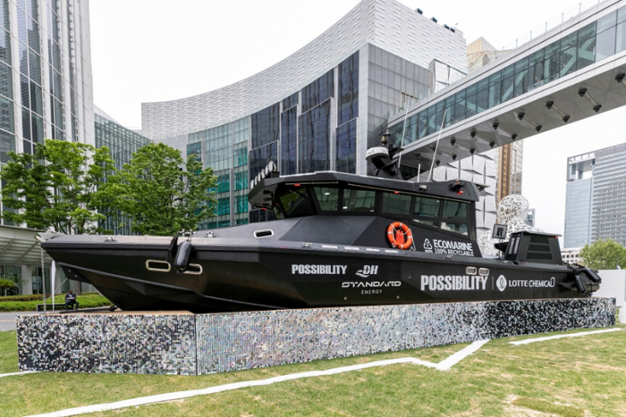 (왼쪽에서 세번째) 롯데케미칼 김교현 부회장과 (왼쪽에서 네번째) 롯데케미칼 사내벤처 1기 에코마린 박덕훈 대표. 사진=롯데케미칼 제공