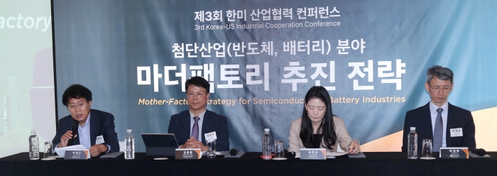 박재근 한양대 교수(왼쪽 첫번째)가 패널들과 함께 토론을 하고 있다. 사진=대한상의 제공