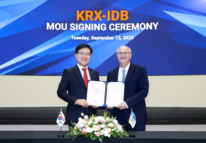 양해각서(MOU) 체결 후 기념촬영 왼쪽부터, 손병두 한국거래소 이사장, 일랑 고우드파잉 미주개발은행(IDB) 총재. 사진=한국거래소 제공