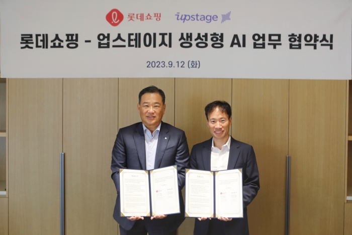 9월 12일 서울 송파구 신천동에 위치한 롯데월드타워에서 롯데쇼핑-업스테이지가 '생성형 AI 상호업무협약'을 체결했다. 왼쪽부터 김상현 롯데쇼핑 총괄대표 부회장, 김성훈 업스테이지 대표. 사진=롯데쇼핑 제공