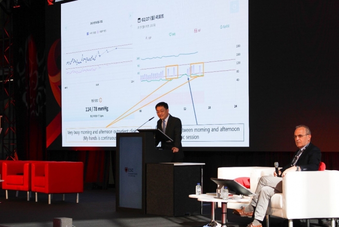 ESC 2023에서 서울대병원 순환기내과 이해영 교수가 반지형 웨어러블 혈압계 카트 BP를 활용한 연구 결과를 발표하고 있다. 사진=대웅제약 제공