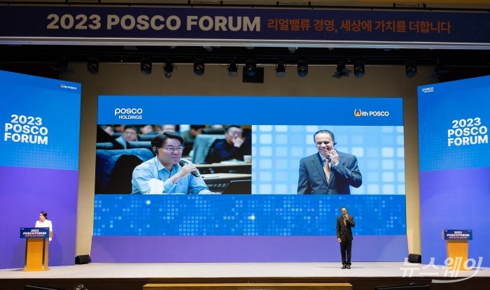 12일 송도 포스코 글로벌R&D센터에서 열린 '2023 포스코포럼'에서 최정우 포스코그룹 회장이 라즈 라트나카(Raj Ratnakar) 듀퐁(Dupont)社 전략 담당 부사장과 대담하고 있다. 사진=포스코홀딩스 제공