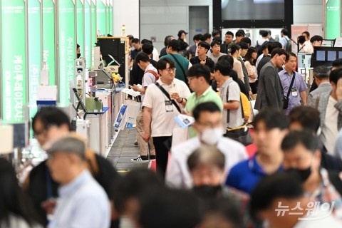 관람객들로 붐비는 '이차전지 소재·부품 및 장비전 2023'