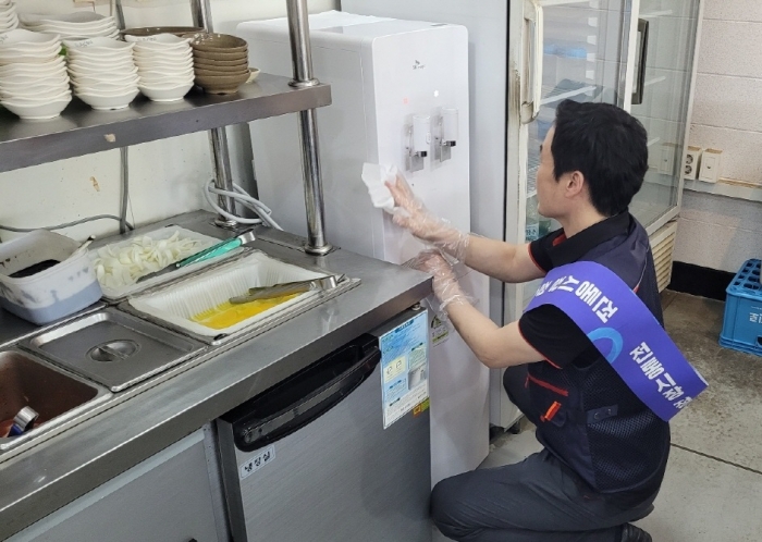 지난 12일, 충북 진천군 진천읍 생거진천전통시장에 위치한 식당에서 SK매직 관계자가 정수기 무상점검 서비스를 시행하고 있다. 사진=SK매직 제공