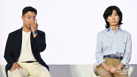 취재진 질문 듣는 김정수·전병우 삼양라운드스퀘어 母子
