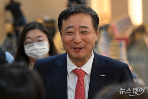 장남 테스트 중인 김남구 회장 "경영 승계 시간 걸릴 것"
