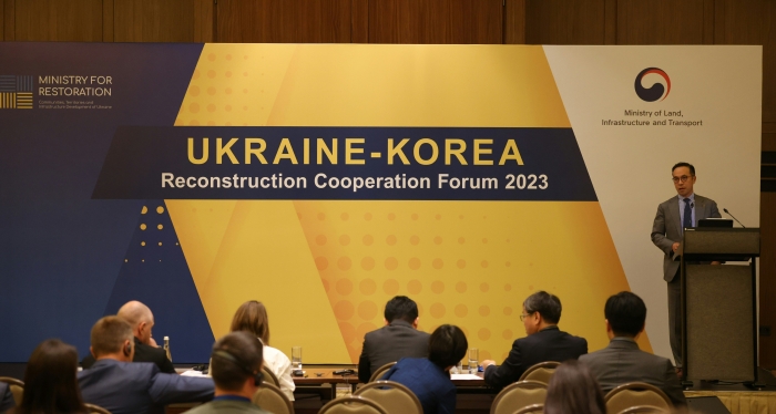 한국 국토교통부 주관으로 우크라이나 키이우에서 열린 '한국-우크라이나 재건 협력 포럼'에서 KT 문성욱 글로벌사업실장이 'ICT Partner for Ukraine'이라는 주제로 우크라이나 재건을 위한 제안 발표를 하고 있다. 사진=KT 제공