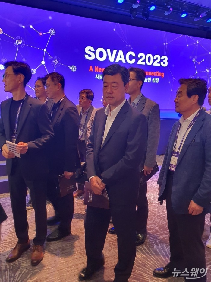지동섭 SK온 대표(사진 가운데) 등 SK 계열사 관계자들이 SOVAC 2023 행사에 참석한 모습. 사진=김현호 기자