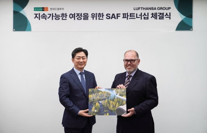 장영순 현대드림투어 대표이사(왼쪽)와 레안드로 토니단델 루프트한자 그룹 항공사 한국지사장이 'SAF 구매 계약 파트너십'을 체결하고 기념사진을 촬영하고 있다. 사진=현대백화점그룹 제공
