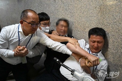 '이재명 대표 단식' 현장···70대 男 혈서 '흉기난동'