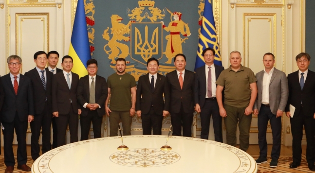 우크라이나 재건협력단이 13일(현지시간) 우크라이나 수도 키이우를 방문해 볼로디미르 젤렌스키 대통령과 면담을 가졌다. 사진=연합뉴스 제공