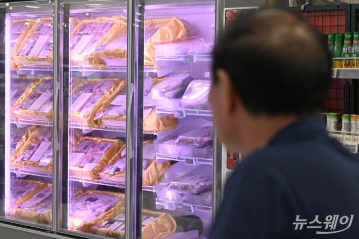 추석 대목을 열흘 앞둔 18일 오후 서울 도심의 한 대형마트에서 시민이 한우 갈비 세트를 구매하기 위해 상품을 살펴보고 있다. 사진=강민석 기자 kms@newsway.co.kr