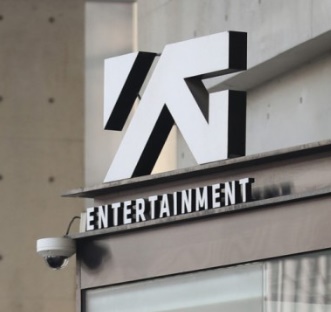 '블랙핑크' 리사 의미 심장한 발언에 잇단 YG재계약 불투명설···주가도 '들쑥 날쑥'