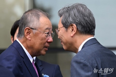'한경협 출범 표지석 제막식'서 대화 나누는 류진 회장·김창범 부회장