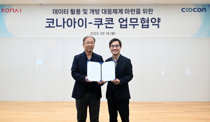 (왼쪽부터)조정일 코나아이 대표와 김종현 쿠콘 대표가 데이터 활용·개방 대응체계 마련을 위한 업무협약을 체결했다. 사진=쿠콘 제공