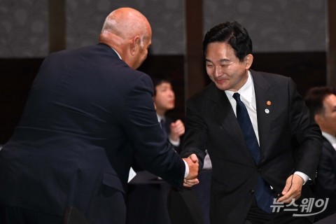 악수 나누는 원희룡·타데우시 코친스키 장관