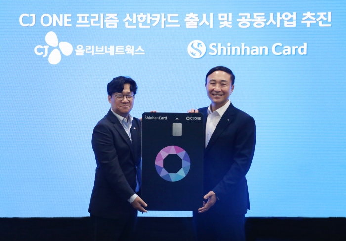 유인상 CJ올리브네트웍스 대표이사(왼쪽), 문동권 신한카드 사장이 20일 제휴기념식에 참석해 기념사진을 촬영하고 있다. 사진=신한카드 제공