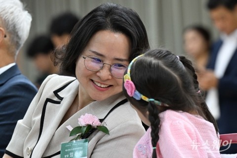 어린이집 원아에 엄마 미소 보내는 임은진 원장