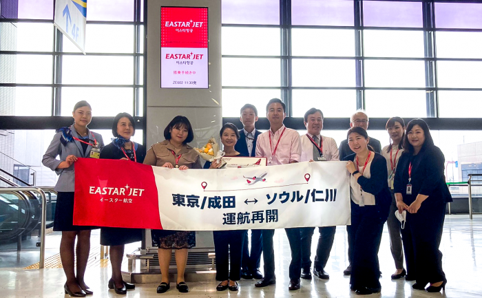 나리타공항에서 인천공항으로 향하는 ZE602편 탑승객들이 일본 현지 첫 취항을 기념해 촬영을 하고 있다. 사진=이스타항공 제공