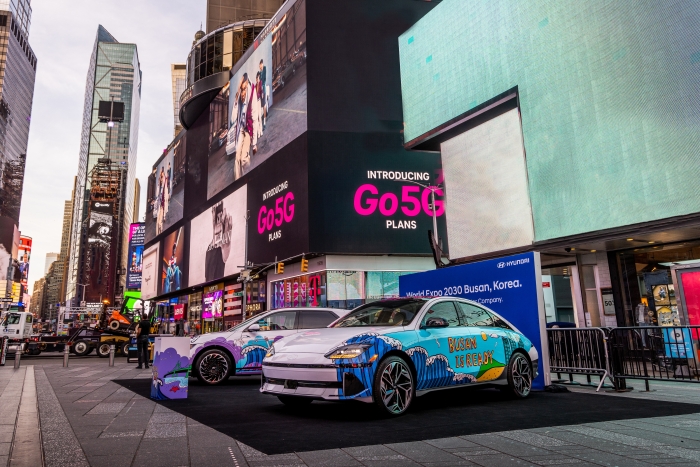 현대자동차그룹이 미국 뉴욕 타임스퀘어에서 아트카를 활용해 2030 부산엑스포 유치 지원 활동을 펼치고 있다. 사진=현대차그룹 제공