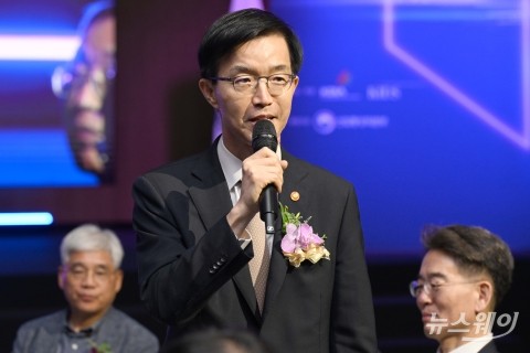축사 전하는 방문규 산업부 신임 장관