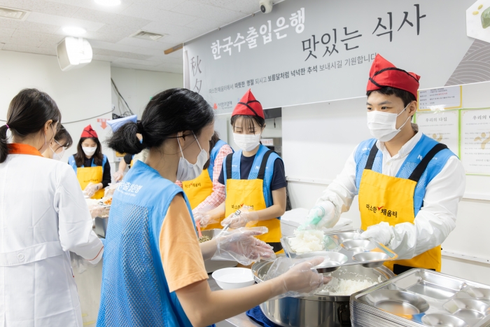 한국수출입은행 직원이 21일 서울역 인근 무료급식소에서 배식 봉사활동을 펼쳤다. 사진=수출입은행 제공