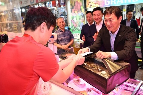 추석 맞이 '온누리상품권'으로 한우모둠 세트 구매하는 이복현 원장