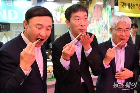 추석 앞두고 전통시장 찾아 한우 시식하는 이복현·김기환·문동권