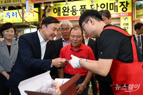 문동권 대표, 추석맞이 전통한과 구매···사회복지단체 '나눔'
