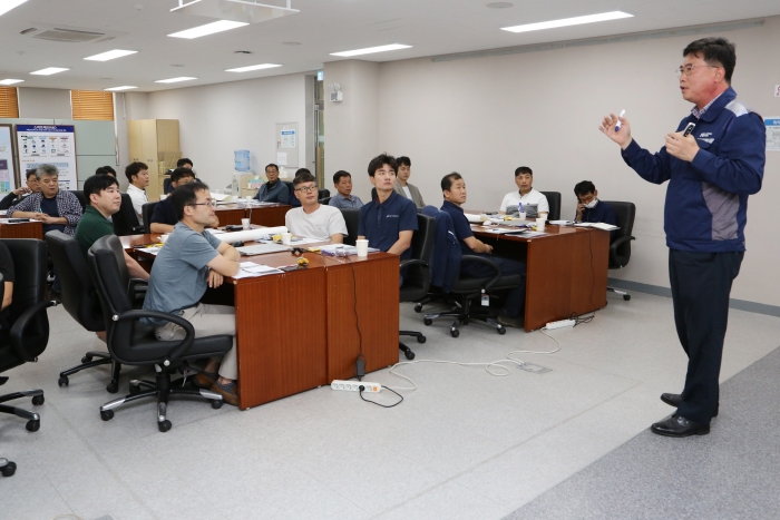 현대제철 제조혁신팀 이윤범 기장이 '현장 5S 및 설비개선 실무 과정' 교육을 진행하고 있다. 사진=현대제철 제공