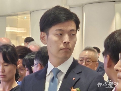 하노이몰 개관식 등장한 '롯데 3세' 신유열, 유통업 맡나