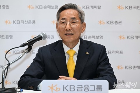 KB금융 9년 이끈 윤종규 회장...'1위 수성' 유종의 美 거둔다