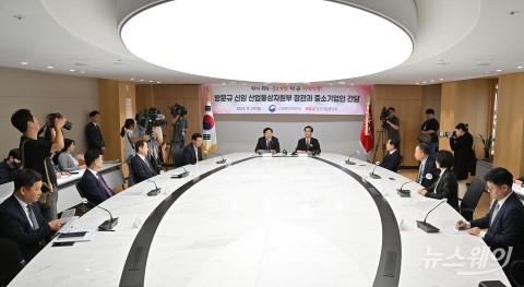 취임 후 첫 일정으로 중소기업인 만난 방문규 산업통상자원부 장관